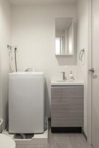 ein weißes Badezimmer mit Waschbecken und Spiegel in der Unterkunft Marvelous Koiwa - Vacation STAY 90666v in Tokio