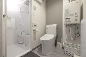 ein weißes Badezimmer mit Toilette und Dusche in der Unterkunft Marvelous Koiwa - Vacation STAY 90666v in Tokio + 37 Fotos