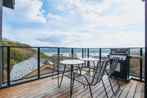 balkon ze stołami, krzesłami i sprzętem do grillowania w obiekcie Awaji-shima C-Side Marine Terrace - Vacation STAY 88860v w mieście Minamiawaji