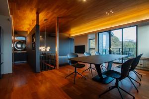 jadalnia ze stołem i krzesłami w obiekcie Awaji-shima C-Side Marine Terrace - Vacation STAY 88860v w mieście Minamiawaji