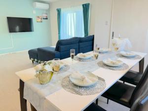 stół z talerzami i okularami w salonie w obiekcie Grandioso Okinawa Villa Kin 2 - Vacation STAY 90141v w mieście Yaka