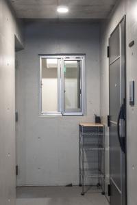 une pièce avec une fenêtre et un chariot à l'intérieur dans l'établissement Marvelous Koiwa - Vacation STAY 44643v, à Tokyo