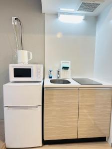 une cuisine avec un micro-ondes et un évier dans l'établissement Marvelous Koiwa - Vacation STAY 44643v, à Tokyo