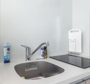 - un comptoir de cuisine avec un évier et un porte-brosse à dents dans l'établissement Marvelous Koiwa - Vacation STAY 44643v, à Tokyo 11 autres photos