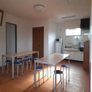 SekirubuにあるGuest house "Yachabo" - Vacation STAY 01161vのキッチン(テーブル2台、スツール付)