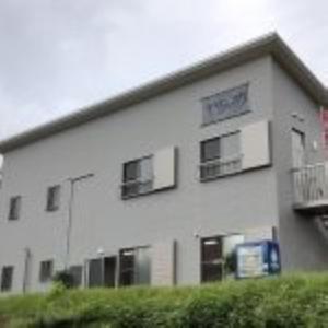 SekirubuにあるGuest house "Yachabo" - Vacation STAY 01161vの窓とバルコニー付きの白い建物