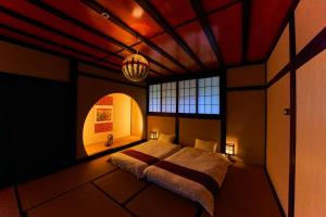 安曇野市にあるSoba House Azumino - Vacation STAY 13280の天井のあるベッドルーム1室(ベッド1台付)