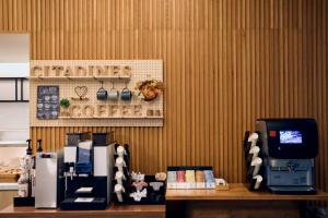 كيتاداينس شينجوكو طوكيو في طوكيو: متجر به آلة قهوة موضوعة على طاولة