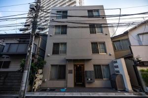 ein Mehrfamilienhaus mit einer Tür davor in der Unterkunft Marvelous Koiwa - Vacation STAY 90651v in Tokio