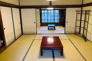 a room with a bench in the middle of a room at Kominka VILLA Ogiya - Vacation STAY 92958v in Minamiawaji