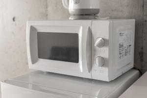 a white microwave sitting on top of a shelf at Marvelous Koiwa - Vacation STAY 90810v in Tokyo