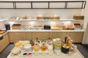 كيتاداينس شينجوكو طوكيو في طوكيو: مطبخ مع مجموعة من الطعام على منضدة +37 صورة