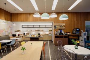 كيتاداينس شينجوكو طوكيو في طوكيو: مطعم مع طاولات وكراسي ومطبخ