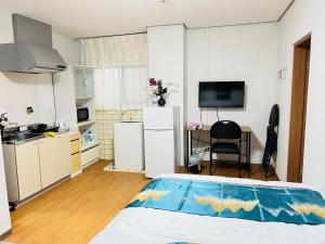 高松市にあるFukuinn - Vacation STAY 35782vのキッチン、ベッドルーム(ベッド付)