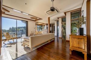 un salon avec un canapé et une table dans l'établissement Costa de Rias Izu-Atagawa - Vacation STAY 11110v, à Okawa