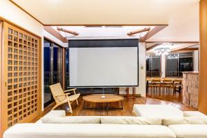 un grand écran dans un salon avec un canapé dans l'établissement Costa de Rias Izu-Atagawa - Vacation STAY 11110v, à Okawa 55 autres photos