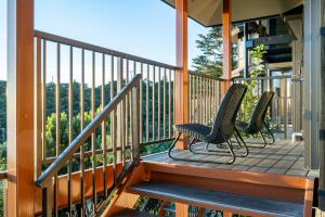 2 chaises assises sur la terrasse couverte d'une maison dans l'établissement Costa de Rias Izu-Atagawa - Vacation STAY 11110v, à Okawa