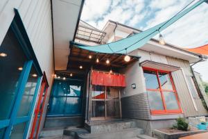 気仙沼市にあるSLOW HOUSE kesennuma - Vacation STAY 31901vの家の前から吊るした青い傘 +1枚の写真