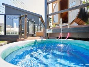 淡路市にあるT,square - Vacation STAY 49642vの家のある裏庭のホットタブを利用できます。