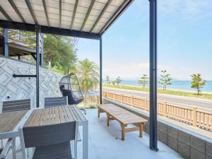 淡路市にあるT,square - Vacation STAY 49642vの海の景色を望むポーチ(ベンチ付)