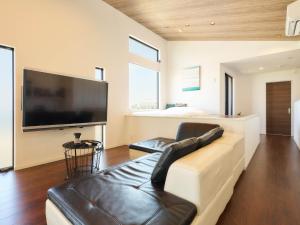 淡路市にあるT,square - Vacation STAY 49638vのソファと薄型テレビのあるリビングルーム