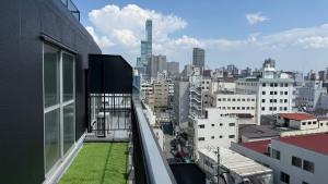 大阪市にあるNamba Ambers Hostel 6604の建物のバルコニーから見た街の景色