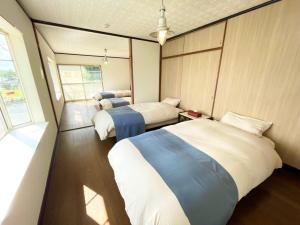 a room with three beds in a room at Onomichi - House - Vacation STAY 13636 in Onomichi