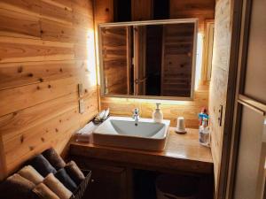 壱岐市にあるShimanologhouse - Vacation STAY 41662vの洗面台と鏡のあるバスルーム +37枚の写真