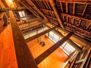 einen Blick über ein altes Holzgebäude mit Fenstern in der Unterkunft ChikubuYuan - Vacation STAY 53624v in Nagahama + 6 Fotos