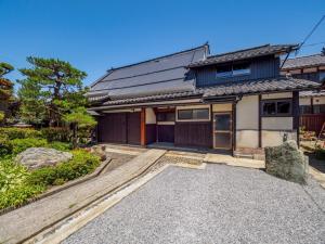 ein japanisches Haus mit einer Auffahrt davor in der Unterkunft ChikubuYuan - Vacation STAY 53624v in Nagahama