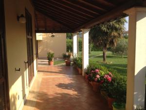 a walkway leading to a house with potted plants at La Spiga in Rieti