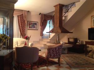 sala de estar con escalera y 2 sillas en La Spiga, en Rieti