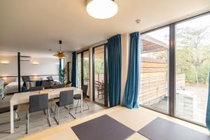 une salle à manger et un salon avec une table et des chaises dans l'établissement OASE HOSHINO FUSU - Vacation STAY 54740v, à Tōzato