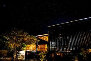 un bâtiment avec un panneau sur le côté la nuit dans l'établissement OASE HOSHINO FUSU - Vacation STAY 54740v, à Tōzato