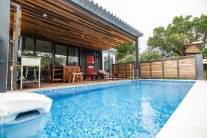 une piscine devant une maison dans l'établissement OASE HOSHINO FUSU - Vacation STAY 54740v, à Tōzato