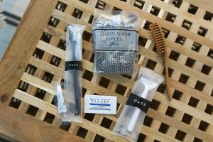 un panier avec des brosses à dents et d'autres articles dessus dans l'établissement OASE HOSHINO FUSU - Vacation STAY 54740v, à Tōzato