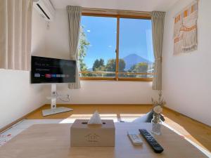Un televizor și/sau centru de divertisment la Fuji Sankando Villas sankando - Vacation STAY 56304v