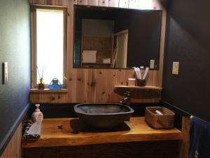 a bathroom with a bowl sink and a mirror at Suian - Vacation STAY 55562v in Higashi-shibuta