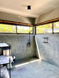 BungbunganにあるHoma Villaのシャワーとトイレ付きのバスルーム