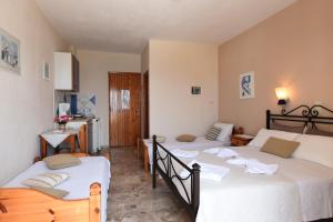 A bed or beds in a room at Vrohaki Studios & Rooms