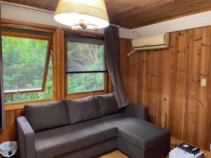 - un canapé dans une chambre avec fenêtre dans l'établissement Yamagoya limelight - Vacation STAY 79313v, à Okawa 1 autre photo