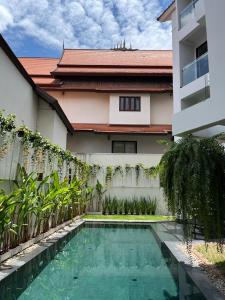 ein Schwimmbad vor einem Gebäude in der Unterkunft iThaphae Hotel in Chiang Mai