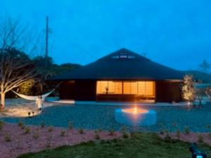una casa con un edificio illuminato con un albero di Villa Amatsuboshi - Vacation STAY 83624v a Tahara