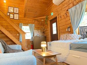 Cette cabane en rondins comprend 2 lits et une table. dans l'établissement Trust Maison Hoshizora Resort Shirata - Vacation STAY 83049v, à Higashiizu