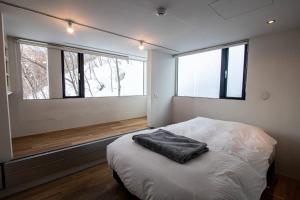 una camera con un letto e due grandi finestre di Sapporo - House - Vacation STAY 13790 a Sapporo Altre 24 foto
