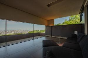 un soggiorno con divano e ampie finestre di Sapporo - House - Vacation STAY 13790 a Sapporo