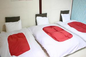 due letti in una stanza con lenzuola rosse e bianche di RETRO retro - Vacation STAY 96271v a Azagawa