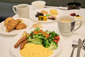 كيتاداينس شينجوكو طوكيو في طوكيو: طاولة عليها أطباق طعام وفنجان قهوة