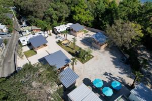 eine Luftaufnahme eines Hauses mit blauen Dächern in der Unterkunft Awashima Seaside cottage - Vacation STAY 97238v in Anan