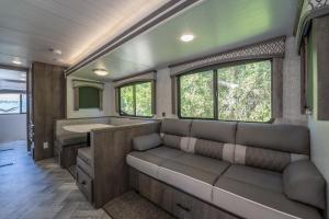 ein Wohnzimmer mit einem Sofa und einem Waschbecken in der Unterkunft Awashima Seaside cottage - Vacation STAY 97238v in Anan